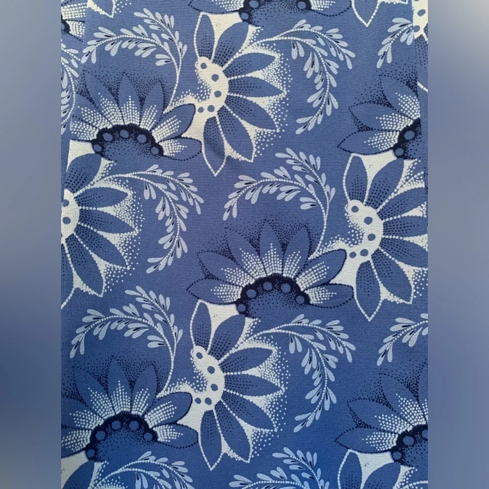 Ann Taylor loft, 100% silk blue and white skirt with side zipper. Size 10